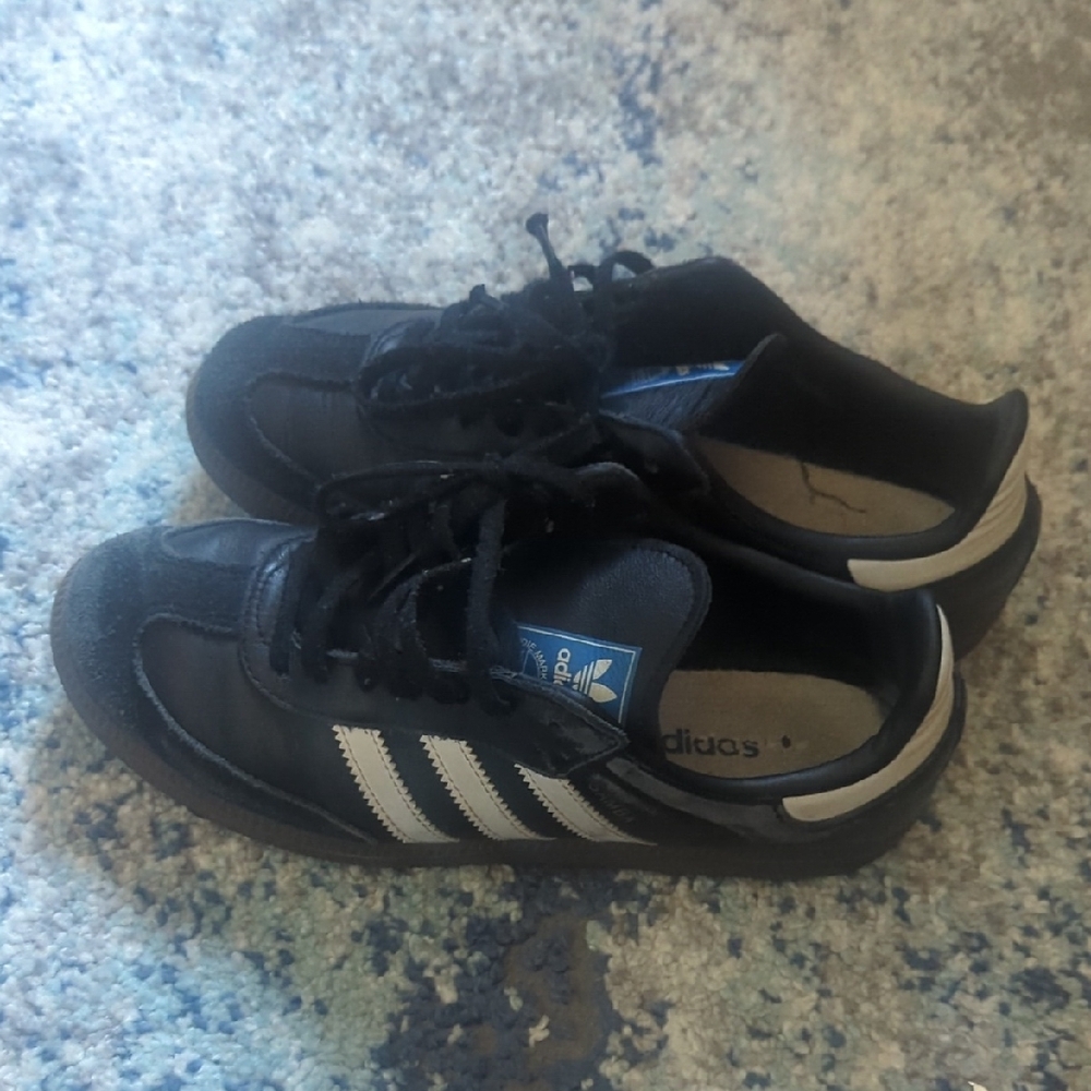 🌸 Absolutely Final Drop🌸 Adidas Kids Black and White Sambas - Picture 3 of 10
